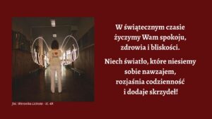 Na bordowym tle umieszczono zdjęcie osoby stojącej tyłem na środku szkolnego korytarza. Osoba ubrana jest na jasno i ma na plecach napis „I ♥ Stas”. Po obu stronach sylwetki widoczne są świetlne smugi tworzące kształt skrzydeł. Po prawej stronie grafiki znajduje się biały tekst świątecznych życzeń: „W świątecznym czasie życzymy Wam spokoju, zdrowia i bliskości. Niech światło, które niesiemy sobie nawzajem w ‘Stasiu’, rozjaśnia codzienność i dodaje skrzydeł!”. W lewym dolnym rogu podpis: „fot. Weronika Lichota – kl. 4A”.