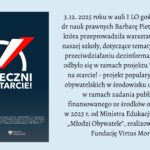 Grafika podzielona jest na dwie części. Po lewej stronie znajduje się ciemnoniebieski prostokąt z dużym logo projektu „Skuteczni już na starcie!”. Logo składa się z białego, półkolistego łuku i czerwono-białego skośnego paska, przypominającego dynamiczną strzałę. Pod nim widnieje napis: „SKUTECZNI JUŻ NA STARCIE!” w białej czcionce. Na dole umieszczono drobny tekst o finansowaniu projektu oraz dwa logotypy — Ministerstwa Edukacji i Ministerstwa Edukacji Narodowej. Po prawej stronie grafiki znajduje się blok czarnego tekstu na jasnym tle. Opisuje on wydarzenie z 3 grudnia 2025 roku: warsztaty dotyczące przeciwdziałania dezinformacji, przeprowadzone w auli I LO przez dr Barbarę Pietrzyk-Tobiasz. Wspomniano, że spotkanie odbyło się w ramach projektu „Skuteczni już na starcie!”, finansowanego ze środków Ministerstwa Edukacji z programu „Młodzi Obywatele” i realizowanego przez Fundację Virtus Moralis. Grafika ma charakter informacyjny i edukacyjny.