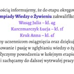 Białe tło. Tekst informacyjny o zakwalifikowaniu uczennic do etapu okręgowego XXX Olimpiady Wiedzy o Żywieniu. Wyróżnione nazwiska zakwalifikowanych uczennic: Wasąg Julia – klasa 4g Karczmarczyk Łucja – klasa 1f Kruk Anna – klasa 4f Niżej znajduje się podziękowanie za zaangażowanie uczennic i gratulacje za osiągnięcie, a także życzenia powodzenia w kolejnym etapie i zachęta do dalszej pracy.