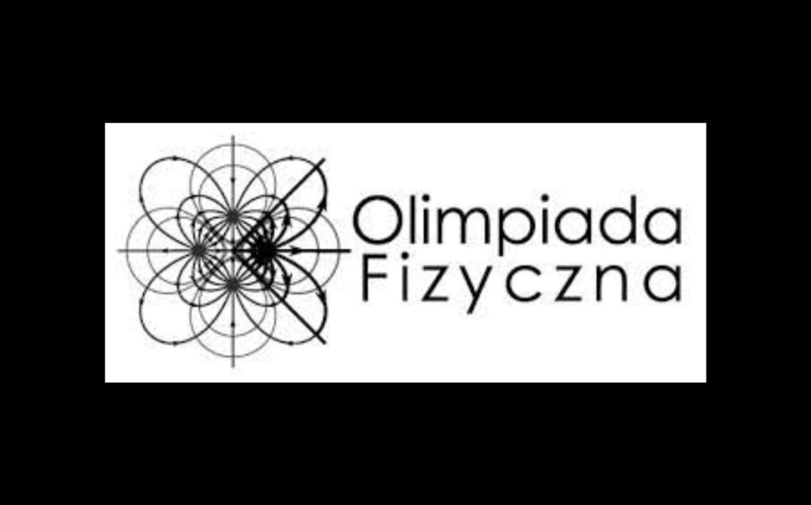 Czarno-białe logo „Olimpiada Fizyczna”. Po lewej stronie abstrakcyjny, geometryczny rysunek złożony z wielu nakładających się okręgów i osi, przypominający konstrukcję matematyczno-fizyczną. Po prawej stronie czytelny napis „Olimpiada Fizyczna” czarną, prostą czcionką na białym tle.