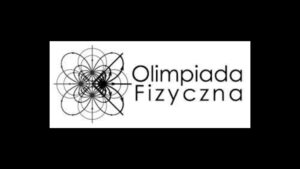 Czarno-białe logo „Olimpiada Fizyczna”. Po lewej stronie abstrakcyjny, geometryczny rysunek złożony z wielu nakładających się okręgów i osi, przypominający konstrukcję matematyczno-fizyczną. Po prawej stronie czytelny napis „Olimpiada Fizyczna” czarną, prostą czcionką na białym tle.