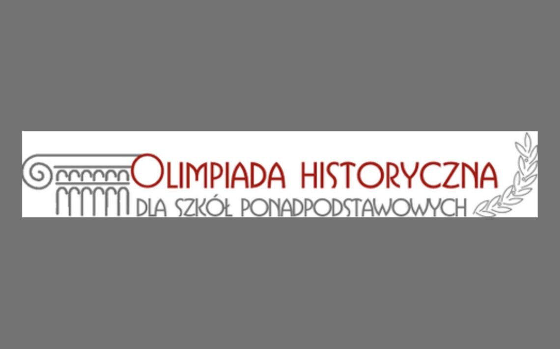 Baner z napisem „Olimpiada Historyczna dla Szkół Ponadpodstawowych”, z motywami antycznymi: po lewej stylizowana kolumna jońska, po prawej gałązka laurowa. Kolory: czerwony i szary na białym tle.