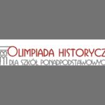 Baner z napisem „Olimpiada Historyczna dla Szkół Ponadpodstawowych”, z motywami antycznymi: po lewej stylizowana kolumna jońska, po prawej gałązka laurowa. Kolory: czerwony i szary na białym tle.