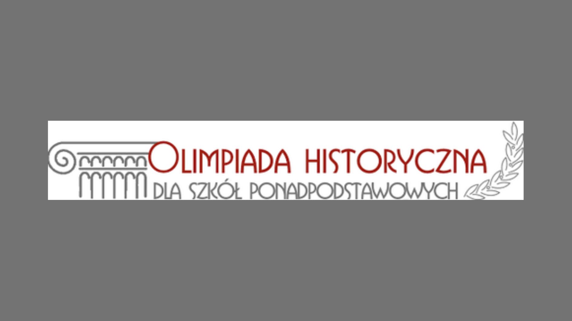 Baner z napisem „Olimpiada Historyczna dla Szkół Ponadpodstawowych”, z motywami antycznymi: po lewej stylizowana kolumna jońska, po prawej gałązka laurowa. Kolory: czerwony i szary na białym tle.