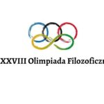 Logo „XXXVIII Olimpiada Filozoficzna”: na białym tle stylizowane, pociągnięte pędzlem koła w kolorach olimpijskich (niebieski, czarny, czerwony, żółty i zielony), ułożone tak, że dolne tworzą kształt przypominający znak nieskończoności; poniżej czarny napis „XXXVIII Olimpiada Filozoficzna”.