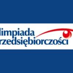 Logo „Olimpiada Przedsiębiorczości” – niebieski napis na białym tle, z czerwonym, łukowatym symbolem przypominającym dynamiczny ruch nad tekstem; całość umieszczona na granatowym tle.