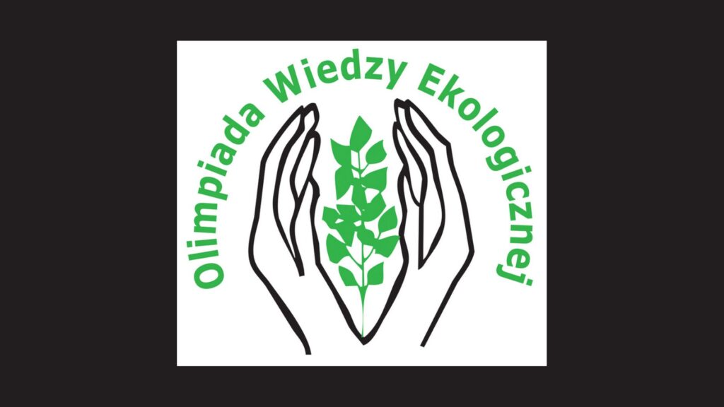 Logo „Olimpiada Wiedzy Ekologicznej”: na białym tle dwie czarne, stylizowane dłonie skierowane do siebie, obejmujące zieloną roślinę z liśćmi. Wokół grafiki półkoliście umieszczony zielony napis „Olimpiada Wiedzy Ekologicznej”.