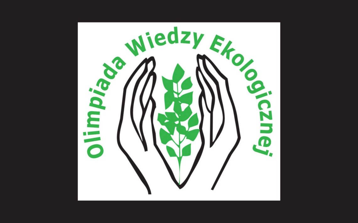 Logo „Olimpiada Wiedzy Ekologicznej”: na białym tle dwie czarne, stylizowane dłonie skierowane do siebie, obejmujące zieloną roślinę z liśćmi. Wokół grafiki półkoliście umieszczony zielony napis „Olimpiada Wiedzy Ekologicznej”.