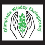 Logo „Olimpiada Wiedzy Ekologicznej”: na białym tle dwie czarne, stylizowane dłonie skierowane do siebie, obejmujące zieloną roślinę z liśćmi. Wokół grafiki półkoliście umieszczony zielony napis „Olimpiada Wiedzy Ekologicznej”.