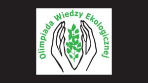 Logo „Olimpiada Wiedzy Ekologicznej”: na białym tle dwie czarne, stylizowane dłonie skierowane do siebie, obejmujące zieloną roślinę z liśćmi. Wokół grafiki półkoliście umieszczony zielony napis „Olimpiada Wiedzy Ekologicznej”.