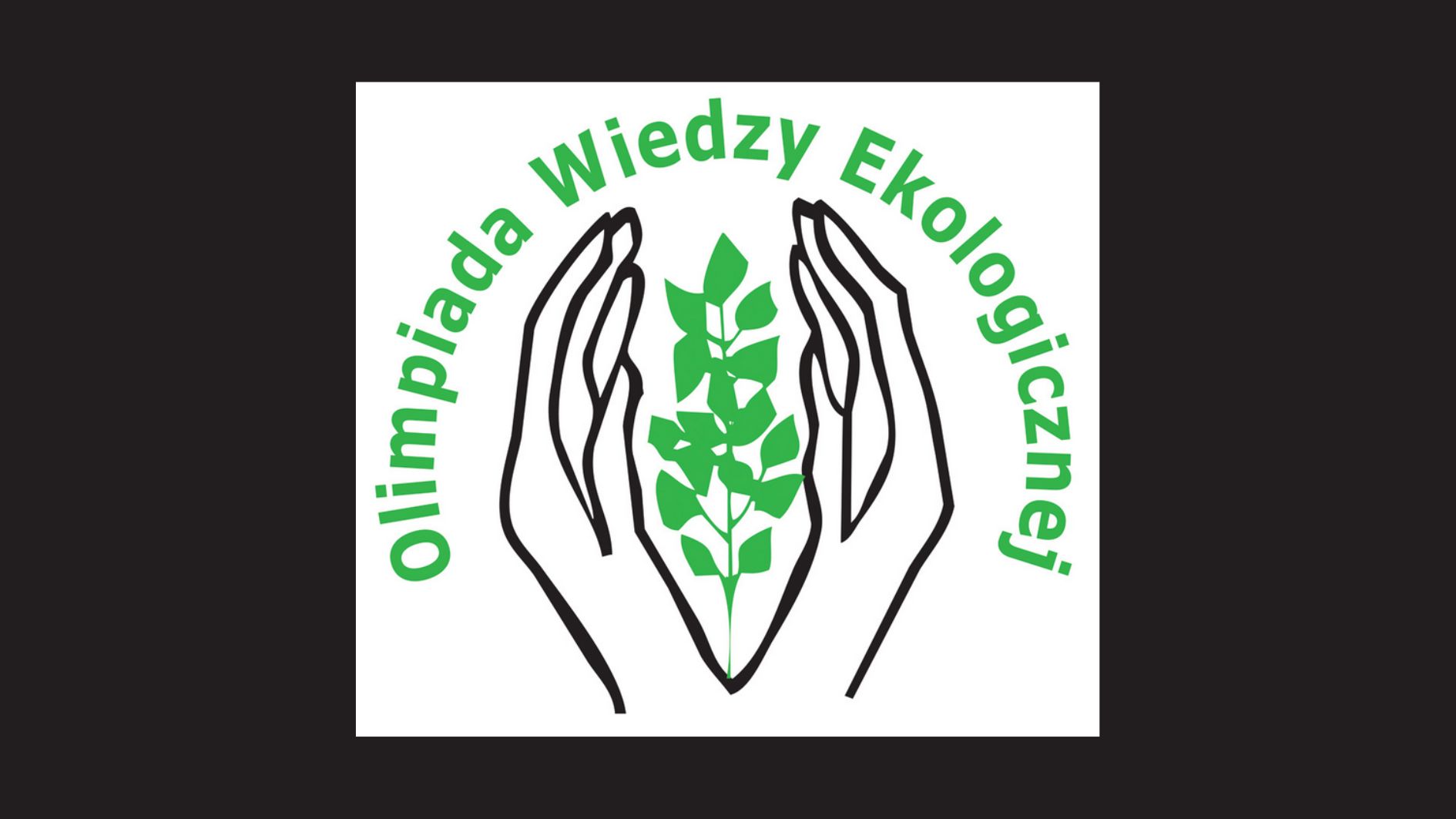 Logo „Olimpiada Wiedzy Ekologicznej”: na białym tle dwie czarne, stylizowane dłonie skierowane do siebie, obejmujące zieloną roślinę z liśćmi. Wokół grafiki półkoliście umieszczony zielony napis „Olimpiada Wiedzy Ekologicznej”.