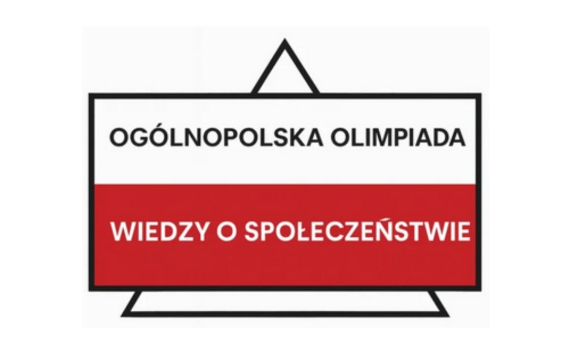 Grafika przedstawia prostokątną tablicę w czarnej ramce, stylizowaną na wiszący szyld. Górna połowa jest biała z czarnym napisem „OGÓLNOPOLSKA OLIMPIADA”. Dolna połowa jest czerwona z białym napisem „WIEDZY O SPOŁECZEŃSTWIE”. Całość ma minimalistyczny, oficjalny charakter i nawiązuje kolorami do barw Polski.