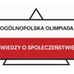 Grafika przedstawia prostokątną tablicę w czarnej ramce, stylizowaną na wiszący szyld. Górna połowa jest biała z czarnym napisem „OGÓLNOPOLSKA OLIMPIADA”. Dolna połowa jest czerwona z białym napisem „WIEDZY O SPOŁECZEŃSTWIE”. Całość ma minimalistyczny, oficjalny charakter i nawiązuje kolorami do barw Polski.