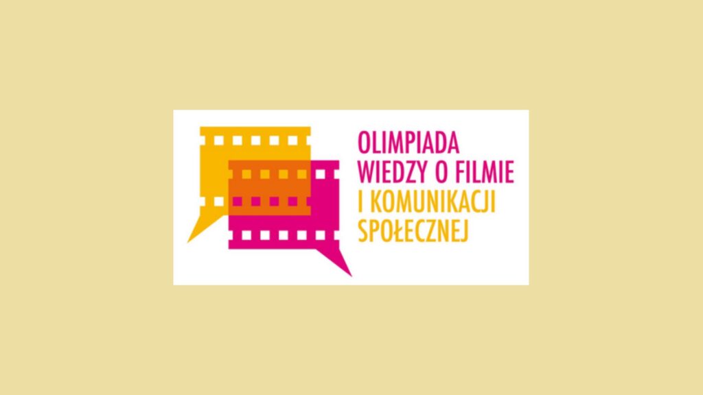Logo przedstawia stylizowane dymki dialogowe ułożone z pasków taśmy filmowej w kolorach żółtym, pomarańczowym i różowym. Po prawej stronie znajduje się czytelny napis: „Olimpiada Wiedzy o Filmie i Komunikacji Społecznej”. Całość umieszczona jest na jasnym, jednolitym tle.