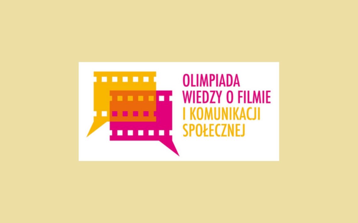 Logo przedstawia stylizowane dymki dialogowe ułożone z pasków taśmy filmowej w kolorach żółtym, pomarańczowym i różowym. Po prawej stronie znajduje się czytelny napis: „Olimpiada Wiedzy o Filmie i Komunikacji Społecznej”. Całość umieszczona jest na jasnym, jednolitym tle.