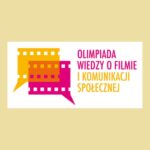 Logo przedstawia stylizowane dymki dialogowe ułożone z pasków taśmy filmowej w kolorach żółtym, pomarańczowym i różowym. Po prawej stronie znajduje się czytelny napis: „Olimpiada Wiedzy o Filmie i Komunikacji Społecznej”. Całość umieszczona jest na jasnym, jednolitym tle.