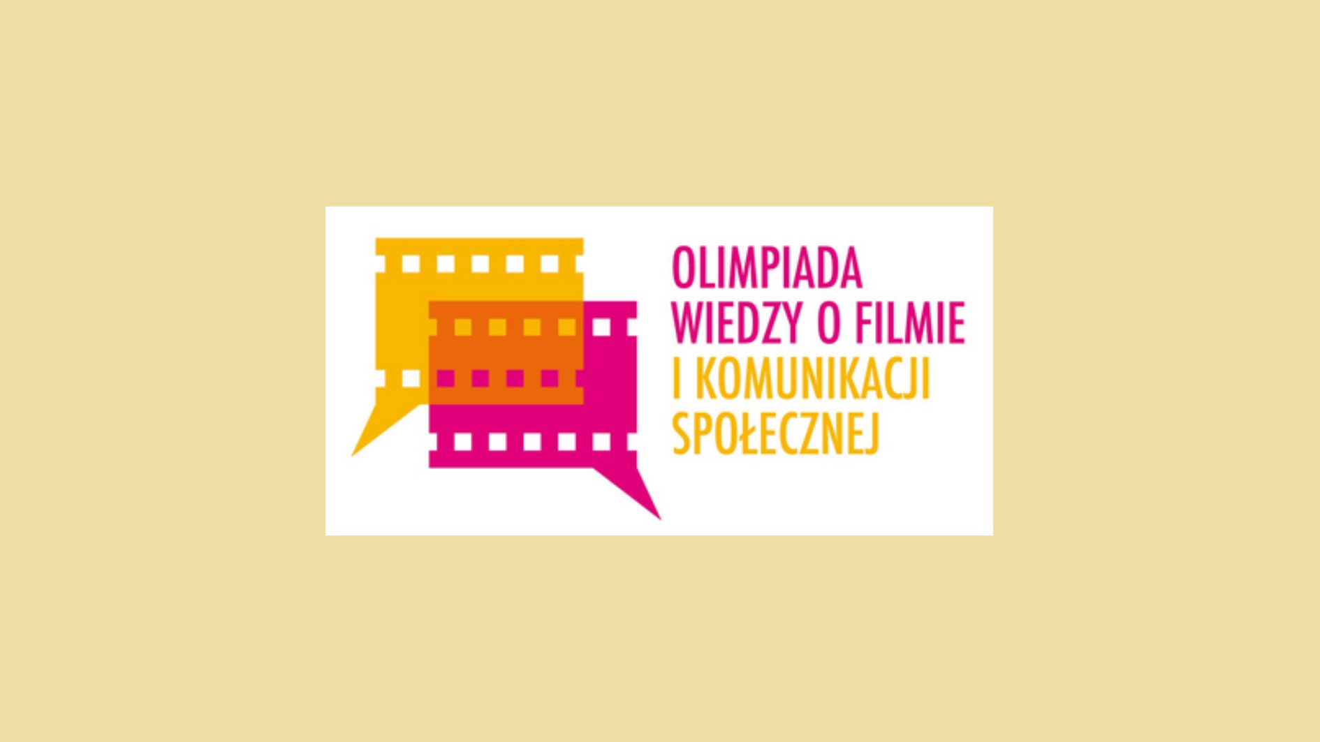Logo przedstawia stylizowane dymki dialogowe ułożone z pasków taśmy filmowej w kolorach żółtym, pomarańczowym i różowym. Po prawej stronie znajduje się czytelny napis: „Olimpiada Wiedzy o Filmie i Komunikacji Społecznej”. Całość umieszczona jest na jasnym, jednolitym tle.