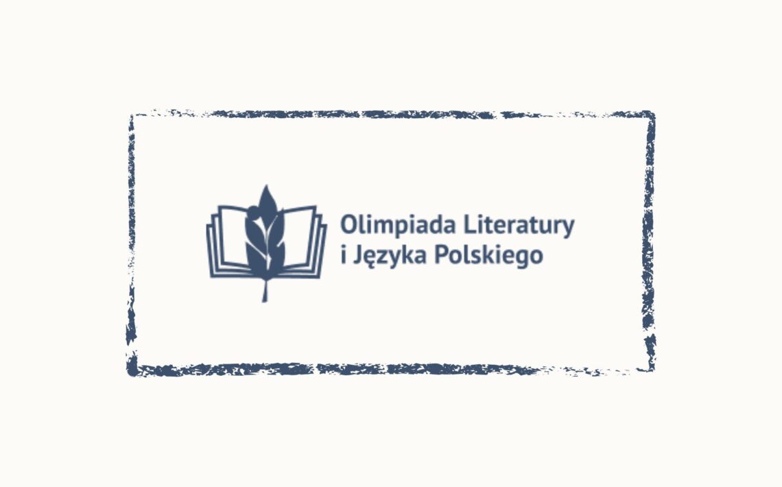 Grafika z logo i napisem „Olimpiada Literatury i Języka Polskiego”. Na jasnym, jednolitym tle widoczna jest granatowa ilustracja otwartej książki z liściem umieszczonym pośrodku. Całość otoczona jest prostokątną, nieregularną ramką w tym samym kolorze. Grafika ma charakter informacyjny i promuje konkurs przedmiotowy z języka polskiego.