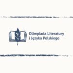 Grafika z logo i napisem „Olimpiada Literatury i Języka Polskiego”. Na jasnym, jednolitym tle widoczna jest granatowa ilustracja otwartej książki z liściem umieszczonym pośrodku. Całość otoczona jest prostokątną, nieregularną ramką w tym samym kolorze. Grafika ma charakter informacyjny i promuje konkurs przedmiotowy z języka polskiego.