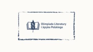 Grafika z logo i napisem „Olimpiada Literatury i Języka Polskiego”. Na jasnym, jednolitym tle widoczna jest granatowa ilustracja otwartej książki z liściem umieszczonym pośrodku. Całość otoczona jest prostokątną, nieregularną ramką w tym samym kolorze. Grafika ma charakter informacyjny i promuje konkurs przedmiotowy z języka polskiego.