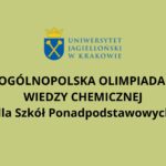 Grafika informacyjna na jednolitym jasnozielonym tle. U góry umieszczone jest logo Uniwersytetu Jagiellońskiego w Krakowie – herb z koroną oraz skrzyżowanymi berłami. Poniżej, centralnie i dużą czarną czcionką, znajduje się tekst: „Ogólnopolska Olimpiada Wiedzy Chemicznej dla Szkół Ponadpodstawowych”. Grafika ma charakter oficjalny i informacyjny, bez dodatkowych elementów dekoracyjnych.