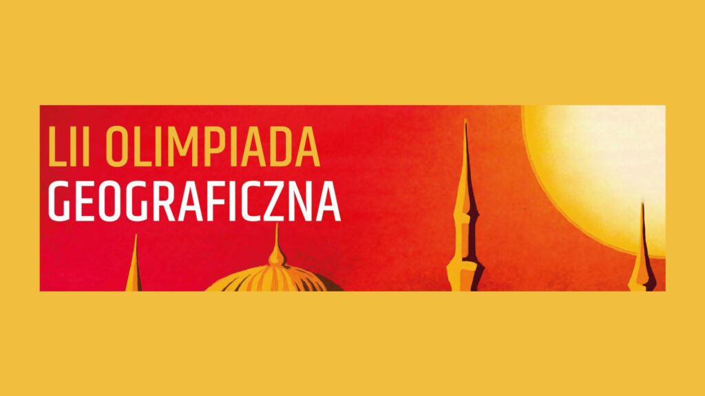 Baner informacyjny z napisem „LII Olimpiada Geograficzna”. Grafika w ciepłych barwach czerwieni, pomarańczu i żółci. Po prawej stronie stylizowane słońce oraz sylwetki smukłych wież i kopuły na tle nieba. Obraz ma charakter promocyjny i zapowiada wydarzenie edukacyjne z zakresu geografii.