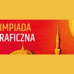 Baner informacyjny z napisem „LII Olimpiada Geograficzna”. Grafika w ciepłych barwach czerwieni, pomarańczu i żółci. Po prawej stronie stylizowane słońce oraz sylwetki smukłych wież i kopuły na tle nieba. Obraz ma charakter promocyjny i zapowiada wydarzenie edukacyjne z zakresu geografii.