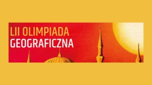 Baner informacyjny z napisem „LII Olimpiada Geograficzna”. Grafika w ciepłych barwach czerwieni, pomarańczu i żółci. Po prawej stronie stylizowane słońce oraz sylwetki smukłych wież i kopuły na tle nieba. Obraz ma charakter promocyjny i zapowiada wydarzenie edukacyjne z zakresu geografii.