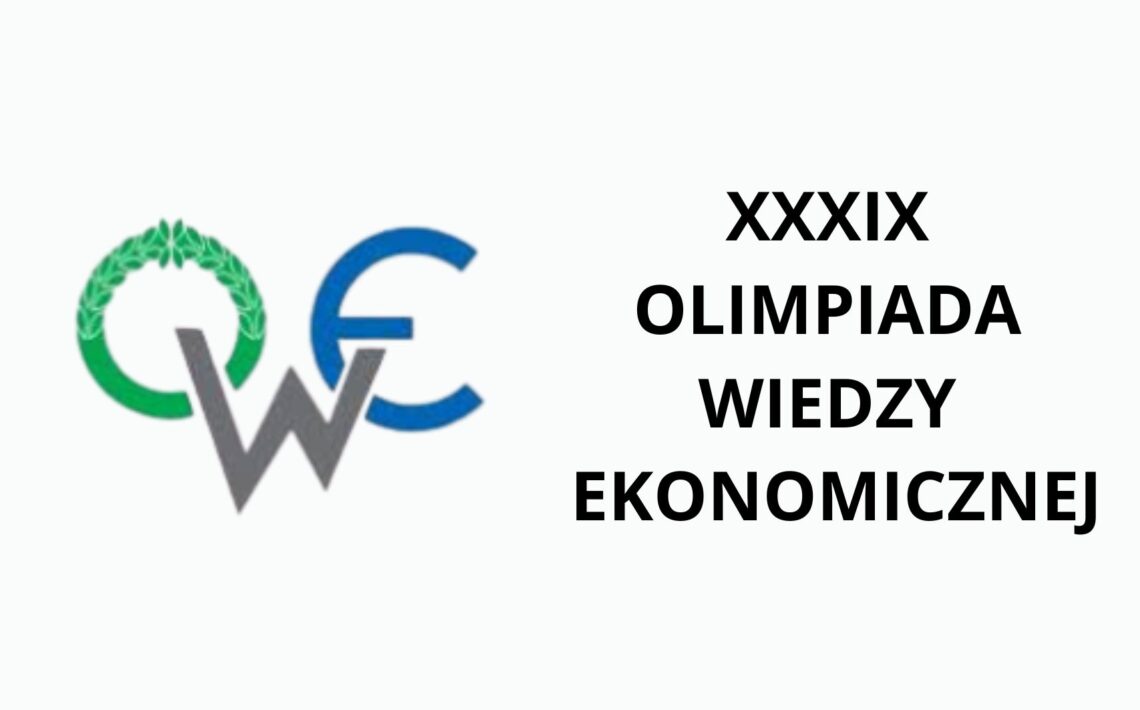 Grafika na białym tle przedstawiająca logo Olimpiady Wiedzy Ekonomicznej: stylizowane litery „O”, „W”, „E” w kolorach zielonym, szarym i niebieskim. Po prawej stronie czarny tekst: „XXXIX Olimpiada Wiedzy Ekonomicznej”. Grafika ma charakter oficjalny i informacyjny.