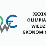 Grafika na białym tle przedstawiająca logo Olimpiady Wiedzy Ekonomicznej: stylizowane litery „O”, „W”, „E” w kolorach zielonym, szarym i niebieskim. Po prawej stronie czarny tekst: „XXXIX Olimpiada Wiedzy Ekonomicznej”. Grafika ma charakter oficjalny i informacyjny.