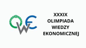 Grafika na białym tle przedstawiająca logo Olimpiady Wiedzy Ekonomicznej: stylizowane litery „O”, „W”, „E” w kolorach zielonym, szarym i niebieskim. Po prawej stronie czarny tekst: „XXXIX Olimpiada Wiedzy Ekonomicznej”. Grafika ma charakter oficjalny i informacyjny.