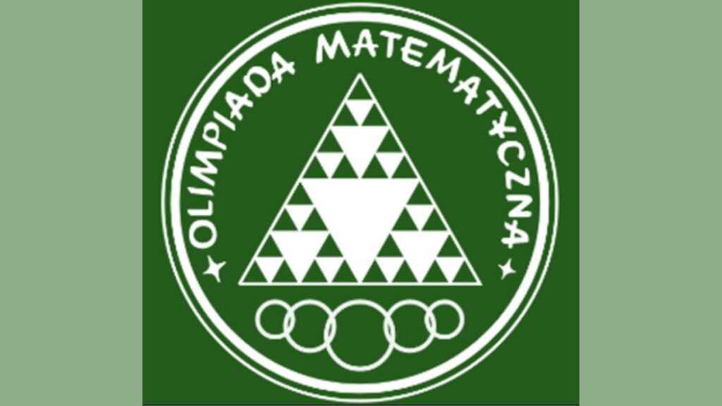 Zielone, okrągłe logo z białym napisem „Olimpiada Matematyczna – Czna”, w środku biały trójkąt złożony z mniejszych trójkątów, na dole pięć zachodzących na siebie kół.