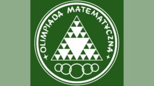 Zielone, okrągłe logo z białym napisem „Olimpiada Matematyczna – Czna”, w środku biały trójkąt złożony z mniejszych trójkątów, na dole pięć zachodzących na siebie kół.