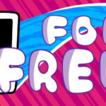 Kolorowa grafika promocyjna z napisem „FOR FREE” (za darmo). Po lewej stronie widoczna jest czarna sylwetka smartfona w białej ramce. Tło jest różowo-fioletowe z ukośnymi pasami. Przez środek obrazu biegnie niebieska, falista wstęga. Litery napisu są duże, białe, zaokrąglone, z fioletowym cieniem, rozmieszczone na całej szerokości grafiki. Grafika informuje o bezpłatnej ofercie lub usłudze.