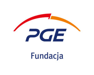 Logo „PGE Fundacja”: granatowy napis „PGE” z łukiem w kolorach czerwonym i pomarańczowym nad nim oraz słowo „Fundacja” poniżej na białym tle.