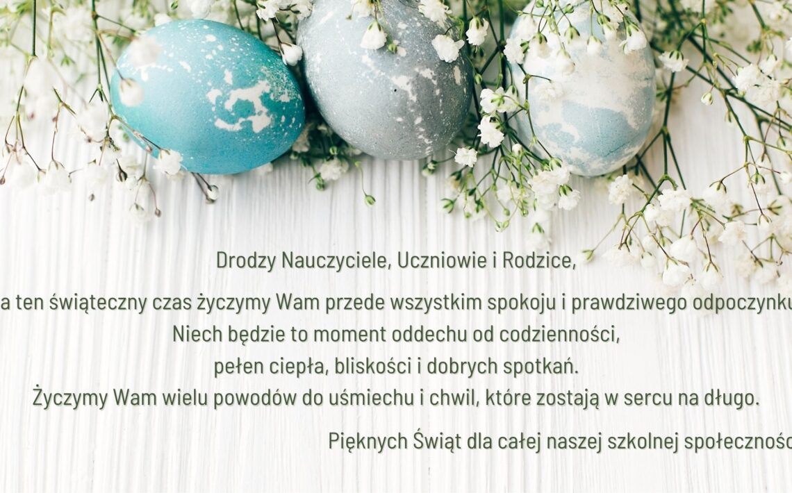 Grafika przedstawia trzy pastelowe jajka wielkanocne (niebieskie i szare) ozdobione białymi plamkami, ułożone wśród drobnych, białych kwiatów na jasnym, drewnianym tle. Na środku znajduje się tekst z życzeniami świątecznymi skierowany do nauczycieli, uczniów i rodziców, dotyczący spokoju, odpoczynku oraz radosnych chwil.