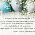 Grafika przedstawia trzy pastelowe jajka wielkanocne (niebieskie i szare) ozdobione białymi plamkami, ułożone wśród drobnych, białych kwiatów na jasnym, drewnianym tle. Na środku znajduje się tekst z życzeniami świątecznymi skierowany do nauczycieli, uczniów i rodziców, dotyczący spokoju, odpoczynku oraz radosnych chwil.