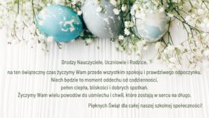 Grafika przedstawia trzy pastelowe jajka wielkanocne (niebieskie i szare) ozdobione białymi plamkami, ułożone wśród drobnych, białych kwiatów na jasnym, drewnianym tle. Na środku znajduje się tekst z życzeniami świątecznymi skierowany do nauczycieli, uczniów i rodziców, dotyczący spokoju, odpoczynku oraz radosnych chwil.