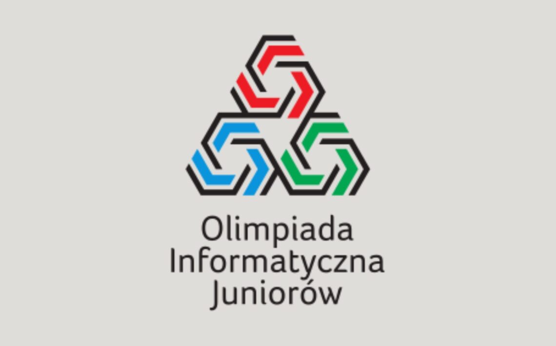 Logo Olimpiady Informatycznej Juniorów – trzy połączone sześciokątne symbole przypominające wirujące strzałki, ułożone w trójkąt (czerwony u góry, niebieski po lewej, zielony po prawej), pod nimi czarny napis: „Olimpiada Informatyczna Juniorów” na jasnym tle.