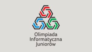 Logo Olimpiady Informatycznej Juniorów – trzy połączone sześciokątne symbole przypominające wirujące strzałki, ułożone w trójkąt (czerwony u góry, niebieski po lewej, zielony po prawej), pod nimi czarny napis: „Olimpiada Informatyczna Juniorów” na jasnym tle.