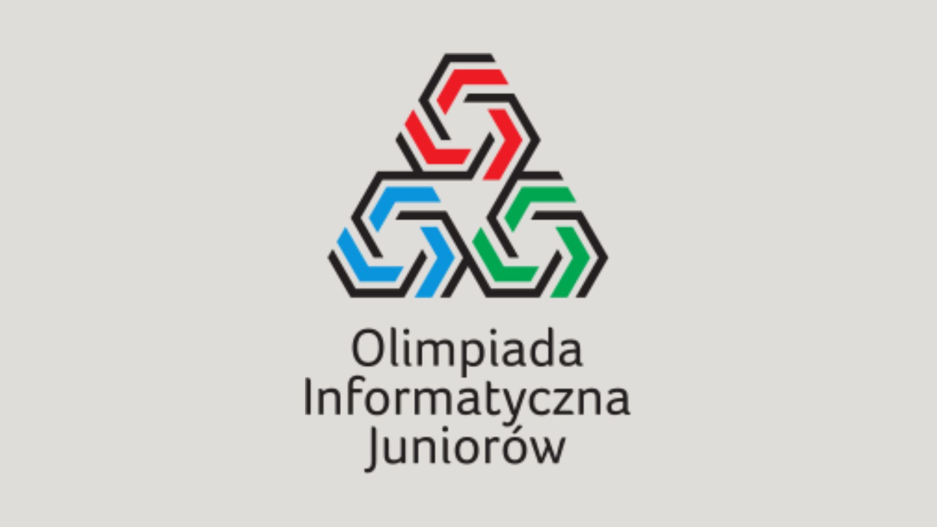 Logo Olimpiady Informatycznej Juniorów – trzy połączone sześciokątne symbole przypominające wirujące strzałki, ułożone w trójkąt (czerwony u góry, niebieski po lewej, zielony po prawej), pod nimi czarny napis: „Olimpiada Informatyczna Juniorów” na jasnym tle.