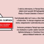 Grafika informacyjna na jasnoróżowym tle. Po lewej stronie znajduje się znak graficzny z napisem „Ogólnopolska Olimpiada Wiedzy o Prawach Człowieka w Świecie Współczesnym”. Po prawej stronie umieszczono tekst informujący, że Patrycja Matysiak z klasy 4B została laureatką XIII Ogólnopolskiej Olimpiady Wiedzy o Prawach Człowieka w Świecie Współczesnym. Finał odbył się 8 marca na Uniwersytecie w Białymstoku. W tekście zawarte są gratulacje oraz podziękowanie za reprezentowanie I Liceum Ogólnokształcącego im. Stanisława Staszica w Lublinie.