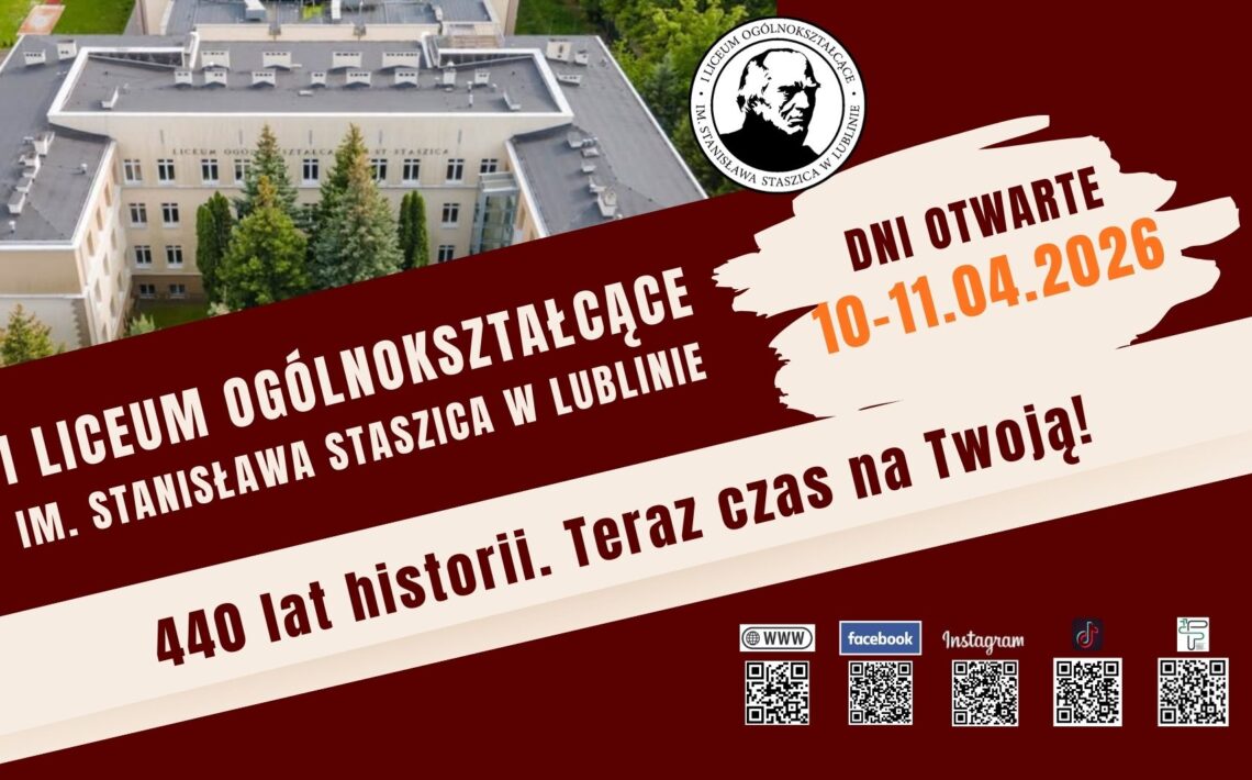 Ogólny charakter grafiki Grafika ma charakter plakatu promocyjnego szkoły średniej. Dominującymi kolorami są: ciemnoczerwony (tło większości plakatu), biały oraz jasny beż. Kompozycja jest dynamiczna – przez środek plakatu przechodzą ukośne, szerokie pasy z tekstem. W górnej części znajduje się fotografia budynku szkoły wykonana z lotu ptaka. Format grafiki jest poziomy (szeroki prostokąt). Górna część obrazu W górnej lewej części znajduje się zdjęcie budynku szkoły wykonane z dużej wysokości (prawdopodobnie dronem). Budynek: ma kształt dużego prostokątnego kompleksu, posiada jasnobeżowe ściany, dach jest płaski i szary, widoczny jest wewnętrzny dziedziniec. Na elewacji budynku można dostrzec napis: „LICEUM OGÓLNOKSZTAŁCĄCE ST. STASZICA” Przed budynkiem rosną wysokie drzewa iglaste i liściaste w kolorze zielonym. Wokół budynku widoczna jest infrastruktura szkolna: chodniki, fragmenty boiska lub placu, zielone tereny. Prawa górna część Na ciemnoczerwonym tle znajduje się okrągłe logo szkoły. Logo: jest czarno-białe, przedstawia profilowy portret Stanisława Staszica, wokół portretu znajduje się napis: „LICEUM OGÓLNOKSZTAŁCĄCE IM. STANISŁAWA STASZICA W LUBLINIE” Pod logo znajduje się jasnobeżowy element przypominający pociągnięcie pędzla farby. Na nim zapisano tekst: „DNI OTWARTE 10–11.04.2026” słowa „DNI OTWARTE” są w kolorze ciemnym, data „10–11.04.2026” jest w kolorze pomarańczowym. Środkowa część plakatu Przez środek grafiki przechodzi szeroki ukośny pas w kolorze ciemnoczerwonym. Na nim znajduje się duży biały napis: „I LICEUM OGÓLNOKSZTAŁCĄCE IM. STANISŁAWA STASZICA W LUBLINIE” Tekst jest zapisany wielkimi literami i stanowi główny nagłówek plakatu. Dolna część plakatu Poniżej znajduje się szeroki, jasny (beżowy) ukośny pas z hasłem promocyjnym: „440 lat historii. Teraz czas na Twoją!” Tekst jest duży i czytelny, w kolorze ciemnoczerwonym. Hasło podkreśla długą tradycję szkoły oraz zachęca przyszłych uczniów do dołączenia. Dolny prawy róg W dolnej części znajdują się ikony i kody QR prowadzące do różnych źródeł informacji. Widoczne są kolejno: Ikona WWW – prowadząca do strony internetowej szkoły. Ikona Facebook – profil szkoły na Facebooku. Ikona Instagram – profil szkoły na Instagramie. Ikona TikTok – profil szkoły na TikToku. Ostatni symbol – prawdopodobnie link do dodatkowej strony lub systemu informacyjnego szkoły. Pod każdą ikoną znajduje się kod QR, który można zeskanować telefonem. Podsumowanie treści plakatu (warstwa informacyjna) Plakat informuje o wydarzeniu: Dni Otwarte w I Liceum Ogólnokształcącym im. Stanisława Staszica w Lublinie Termin wydarzenia: 10–11 kwietnia 2026 roku Hasło promocyjne szkoły: „440 lat historii. Teraz czas na Twoją!” Na plakacie umieszczono także zdjęcie budynku szkoły, logo placówki oraz kody QR prowadzące do strony internetowej i mediów społecznościowych.