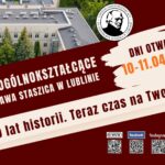 Ogólny charakter grafiki Grafika ma charakter plakatu promocyjnego szkoły średniej. Dominującymi kolorami są: ciemnoczerwony (tło większości plakatu), biały oraz jasny beż. Kompozycja jest dynamiczna – przez środek plakatu przechodzą ukośne, szerokie pasy z tekstem. W górnej części znajduje się fotografia budynku szkoły wykonana z lotu ptaka. Format grafiki jest poziomy (szeroki prostokąt). Górna część obrazu W górnej lewej części znajduje się zdjęcie budynku szkoły wykonane z dużej wysokości (prawdopodobnie dronem). Budynek: ma kształt dużego prostokątnego kompleksu, posiada jasnobeżowe ściany, dach jest płaski i szary, widoczny jest wewnętrzny dziedziniec. Na elewacji budynku można dostrzec napis: „LICEUM OGÓLNOKSZTAŁCĄCE ST. STASZICA” Przed budynkiem rosną wysokie drzewa iglaste i liściaste w kolorze zielonym. Wokół budynku widoczna jest infrastruktura szkolna: chodniki, fragmenty boiska lub placu, zielone tereny. Prawa górna część Na ciemnoczerwonym tle znajduje się okrągłe logo szkoły. Logo: jest czarno-białe, przedstawia profilowy portret Stanisława Staszica, wokół portretu znajduje się napis: „LICEUM OGÓLNOKSZTAŁCĄCE IM. STANISŁAWA STASZICA W LUBLINIE” Pod logo znajduje się jasnobeżowy element przypominający pociągnięcie pędzla farby. Na nim zapisano tekst: „DNI OTWARTE 10–11.04.2026” słowa „DNI OTWARTE” są w kolorze ciemnym, data „10–11.04.2026” jest w kolorze pomarańczowym. Środkowa część plakatu Przez środek grafiki przechodzi szeroki ukośny pas w kolorze ciemnoczerwonym. Na nim znajduje się duży biały napis: „I LICEUM OGÓLNOKSZTAŁCĄCE IM. STANISŁAWA STASZICA W LUBLINIE” Tekst jest zapisany wielkimi literami i stanowi główny nagłówek plakatu. Dolna część plakatu Poniżej znajduje się szeroki, jasny (beżowy) ukośny pas z hasłem promocyjnym: „440 lat historii. Teraz czas na Twoją!” Tekst jest duży i czytelny, w kolorze ciemnoczerwonym. Hasło podkreśla długą tradycję szkoły oraz zachęca przyszłych uczniów do dołączenia. Dolny prawy róg W dolnej części znajdują się ikony i kody QR prowadzące do różnych źródeł informacji. Widoczne są kolejno: Ikona WWW – prowadząca do strony internetowej szkoły. Ikona Facebook – profil szkoły na Facebooku. Ikona Instagram – profil szkoły na Instagramie. Ikona TikTok – profil szkoły na TikToku. Ostatni symbol – prawdopodobnie link do dodatkowej strony lub systemu informacyjnego szkoły. Pod każdą ikoną znajduje się kod QR, który można zeskanować telefonem. Podsumowanie treści plakatu (warstwa informacyjna) Plakat informuje o wydarzeniu: Dni Otwarte w I Liceum Ogólnokształcącym im. Stanisława Staszica w Lublinie Termin wydarzenia: 10–11 kwietnia 2026 roku Hasło promocyjne szkoły: „440 lat historii. Teraz czas na Twoją!” Na plakacie umieszczono także zdjęcie budynku szkoły, logo placówki oraz kody QR prowadzące do strony internetowej i mediów społecznościowych.