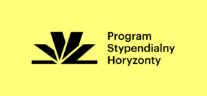 Grafika przedstawia logo „Program Stypendialny Horyzonty” na jasnożółtym tle. Po lewej stronie widoczny jest czarny, geometryczny znak graficzny przypominający stylizowane promienie lub rozchodzące się kształty wachlarza nad poziomą linią. Po prawej stronie, czarną, grubą czcionką bezszeryfową umieszczony jest napis w trzech liniach: „Program”, „Stypendialny”, „Horyzonty”. Całość ma minimalistyczny, nowoczesny charakter i wysoki kontrast między czernią a jasnym tłem.