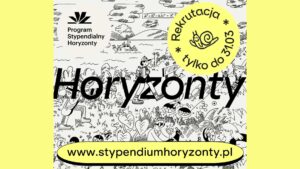 Plakat promujący Program Stypendialny Horyzonty. W lewym górnym rogu znajduje się czarne logo programu oraz napis „Program Stypendialny Horyzonty”. Centralnie, bardzo dużą czarną czcionką widnieje słowo „Horyzonty”. W prawym górnym obszarze umieszczono żółte, okrągłe oznaczenie z napisem: „Rekrutacja tylko do 31.03” oraz rysunkiem uśmiechniętego ślimaka. Tło stanowi czarno-biała, rysunkowa ilustracja przedstawiająca młode osoby w otoczeniu przyrody i nauki (między innymi postać z plecakiem, rośliny, probówki, krajobraz z górami i łodzią). Na dole, na żółtym pasku, podany jest adres strony: „www.stypendiumhoryzonty.pl”