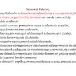 Grafika ma formę prostokątnego ogłoszenia na jasnym, jednolitym tle w kolorze bardzo jasnoszarym lub złamanej bieli. Całość utrzymana jest w eleganckim, minimalistycznym stylu. Tekst wyśrodkowany w górnej części, poniżej przechodzi w układ blokowy wyrównany do lewej. Czcionka jest klasyczna, szeryfowa (z ozdobnymi zakończeniami liter), w kolorze czarnym, z wybranymi fragmentami wyróżnionymi kolorem czerwonym. W lewym górnym rogu znajduje się okrągłe logo szkoły w odcieniach szarości. Wewnątrz koła widoczny jest profil mężczyzny (popiersie z głową w lewą stronę), stylizowany jak medalion lub pieczęć. Wokół portretu biegnie okrągły napis – nazwa szkoły (tekst drobny, trudny do odczytania w szczegółach, tworzący obwódkę emblematu). Treść ogłoszenia (pełny zapis tekstu z zachowaniem wyróżnień) Na środku u góry widnieje nagłówek: „Szanowni Państwo,” Poniżej znajduje się zaproszenie. Fragmenty zapisane kolorem czerwonym zostały zaznaczone w opisie jako [tekst czerwony]: „serdecznie zapraszamy Rodziców na [tekst czerwony] konsultacje indywidualne z nauczycielami*, które odbędą się [tekst czerwony] w czwartek, 5 marca 2026 r., w godzinach 17:00–19:00* na terenie naszej szkoły.” Niżej znajduje się wprowadzenie do listy: „Podczas spotkań będzie możliwość:” Pod spodem umieszczona jest lista punktowana czarnymi, okrągłymi punktorami. Każdy punkt rozpoczyna się małą literą: • uzyskania informacji na temat postępów w nauce i zachowania uczniów, • omówienia bieżących trudności oraz sukcesów, • zadania pytań dotyczących wymagań edukacyjnych i planowanych działań, • wspólnego ustalenia form wsparcia dla dziecka. Po liście dalsza część tekstu brzmi: „Nauczyciele będą dostępni w wyznaczonych salach lekcyjnych. Szczegółowa lista sal zostanie udostępniona w dniu konsultacji przy wejściu do szkoły. Ze względów organizacyjnych zachęcamy do wcześniejszego umówienia się z wybranym nauczycielem poprzez dziennik elektroniczny. Ustalenie konkretnej godziny spotkania pozwoli uniknąć oczekiwania i zapewni komfort rozmowy. Liczymy na Państwa obecność i wspólną, owocną współpracę na rzecz rozwoju naszych uczniów.” W prawym dolnym rogu, oddzielone większą przestrzenią od głównego tekstu, widnieje krótkie zakończenie: „Do zobaczenia!”