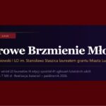 Baner informacyjny na czerwonym tle z centralnym, ciemnogranatowym prostokątem. Duży biały napis: „Gitarowe Brzmienie Młodych”. Nad nim mała etykieta „SUper Granty 2026”. Poniżej tekst: „Samorząd Uczniowski I LO im. Stanisława Staszica laureatem grantu Miasta Lublin”. Na dole drobniejszy tekst: „Projekt wyróżniony wśród 20 laureatów III edycji spośród 41 zgłoszeń lubelskich szkół. Dofinansowanie do 7 500 zł. Realizacja: kwiecień – październik 2026.”