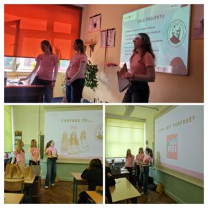 Grafika przedstawia trzy zdjęcia z prezentacji szkolnej. Na górnym zdjęciu trzy uczennice w różowych koszulkach stoją przy tablicy z rzutnikiem i omawiają slajd dotyczący celów projektu. Na dolnych zdjęciach te same uczennice prezentują projekt „Fonfree” przed klasą – stoją obok ekranu z prezentacją, a na ławkach widać torby i materiały. W tle znajduje się sala lekcyjna z oknami i zielonymi roletami.