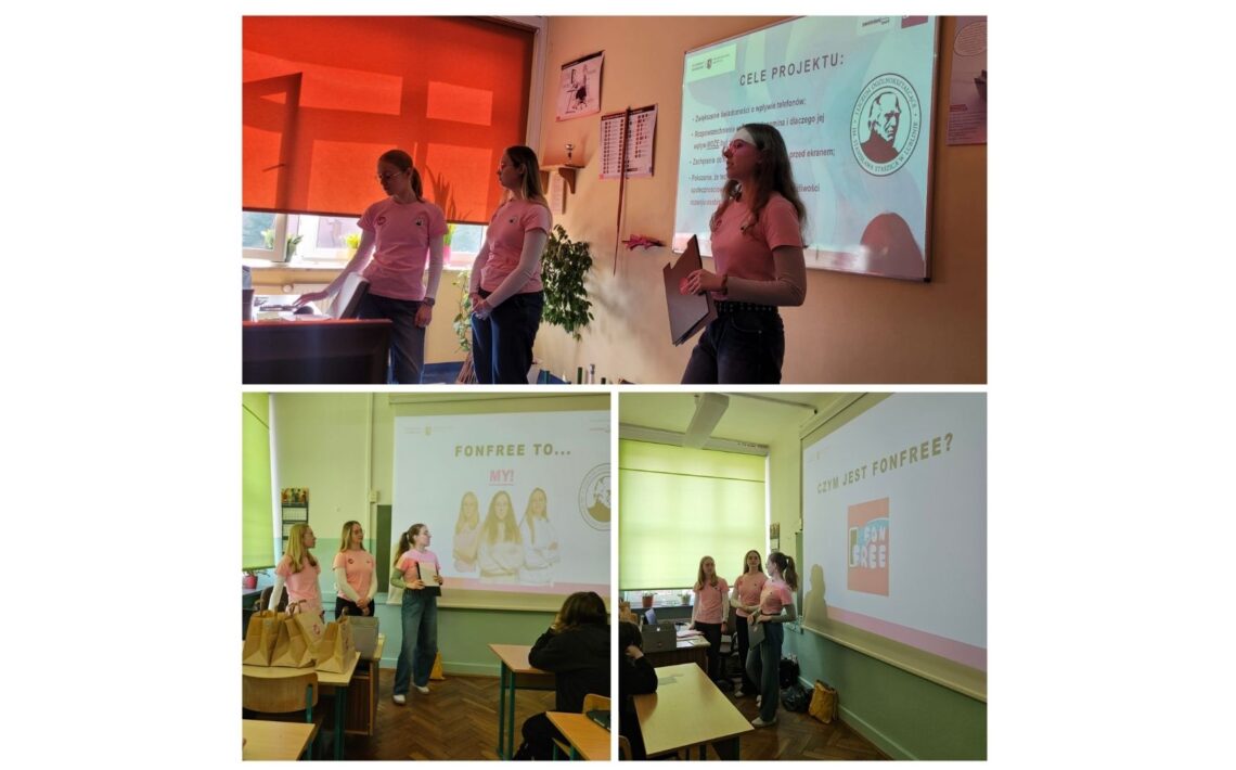 Grafika przedstawia trzy zdjęcia z prezentacji szkolnej. Na górnym zdjęciu trzy uczennice w różowych koszulkach stoją przy tablicy z rzutnikiem i omawiają slajd dotyczący celów projektu. Na dolnych zdjęciach te same uczennice prezentują projekt „Fonfree” przed klasą – stoją obok ekranu z prezentacją, a na ławkach widać torby i materiały. W tle znajduje się sala lekcyjna z oknami i zielonymi roletami.